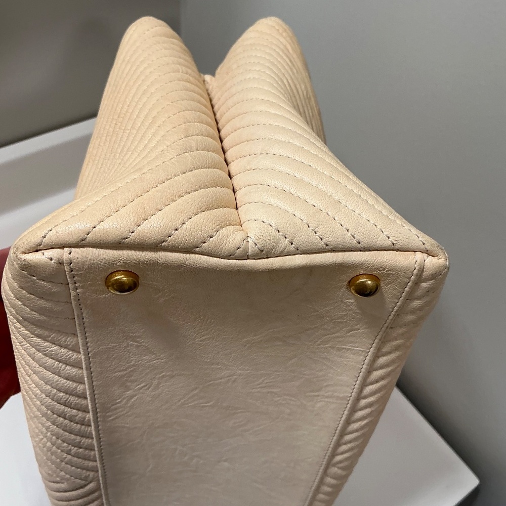 CHANEL Cream Quilted Chevron Shoulder Bag with Gold-Tone CC Charm - Picture 4 of 11